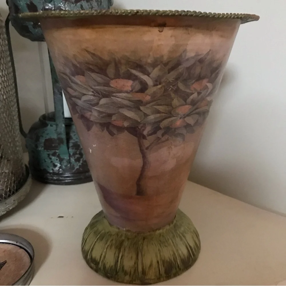▪️VINTAGE Metal Vase